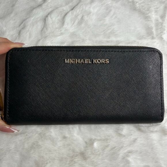 MICHAEL KORS Black Zip Around Wallet - Picture 1 of 11